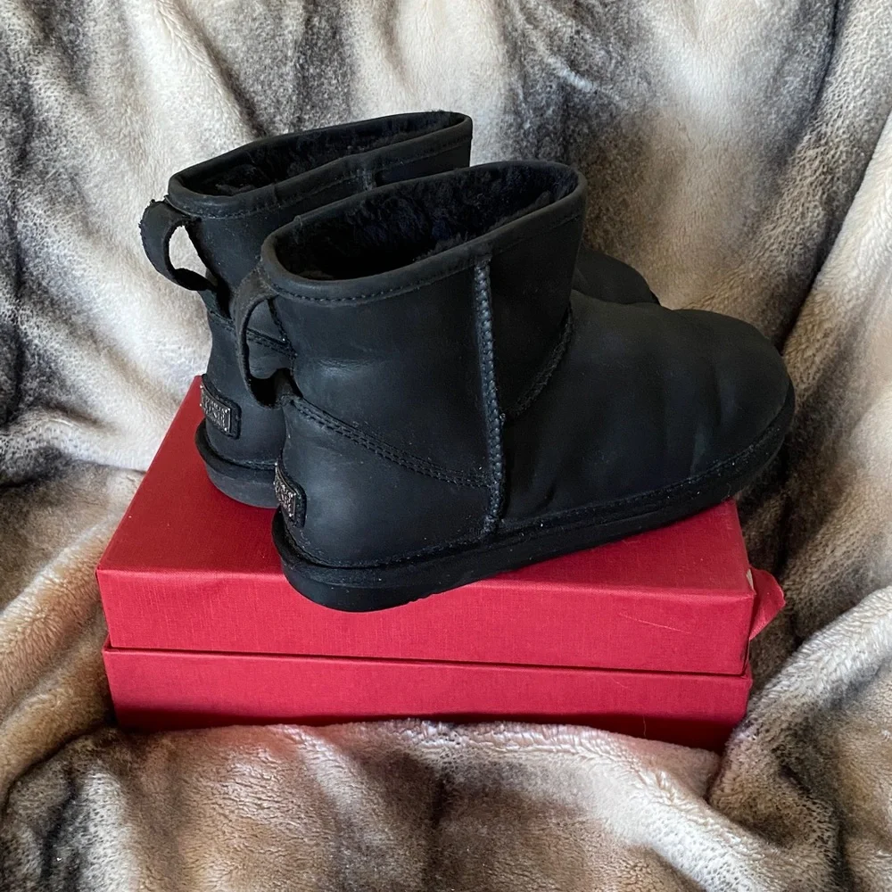 Australia Luxe Collection Sheepskin Lined Black Leather Logo Boots Unisex